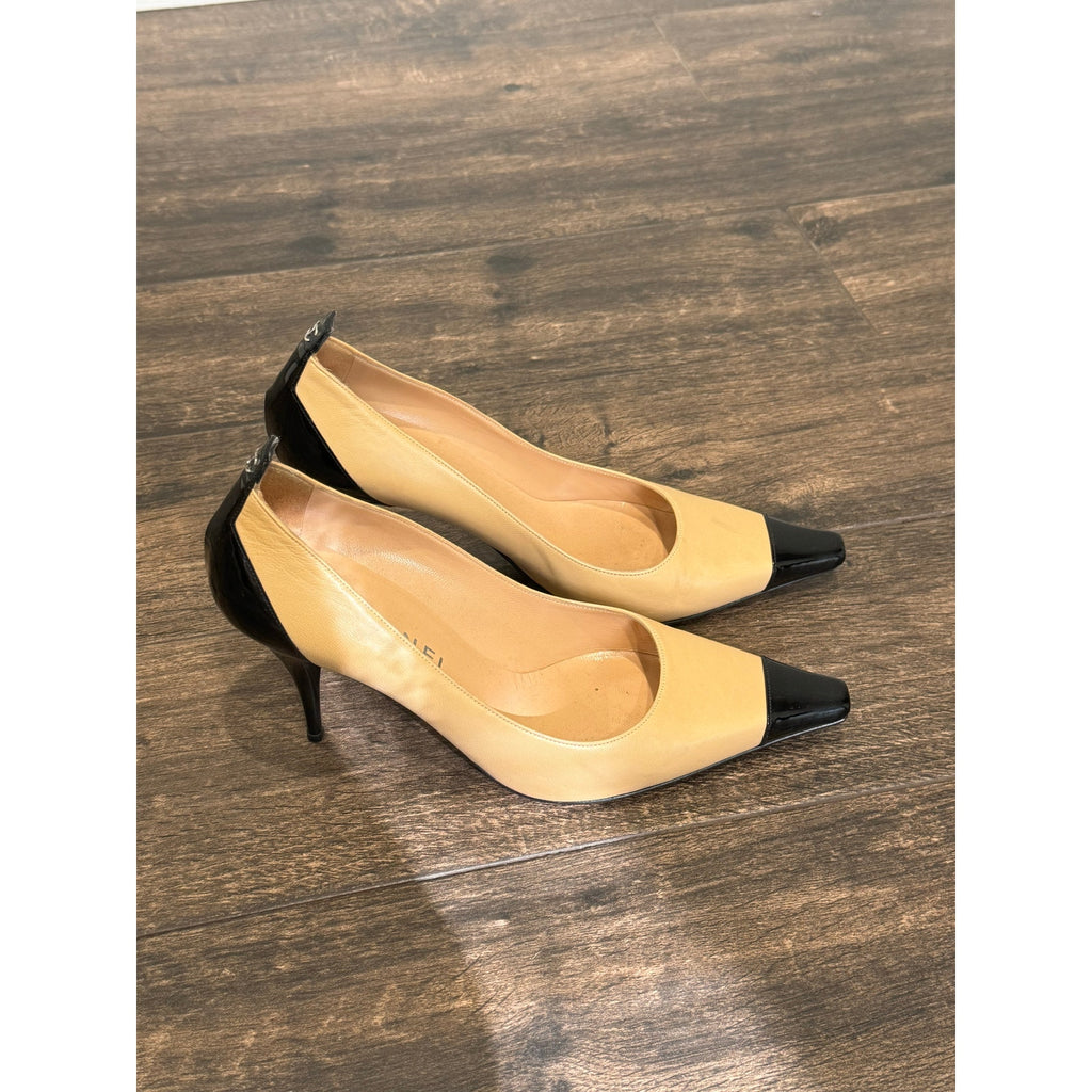 VINTAGE CHANEL Beige Leather Black Patent Leather Cap Toe Pumps Shoes Heel Pointy 38