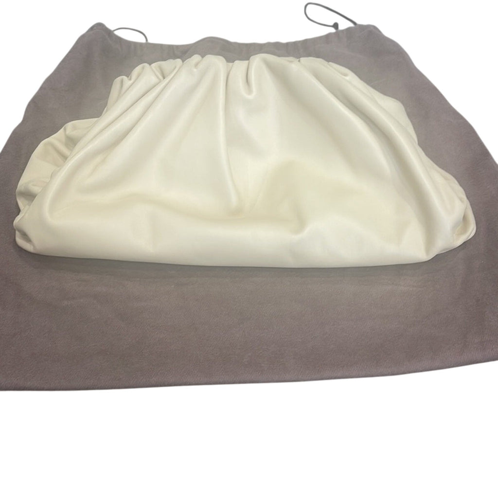 Bottega Veneta The Pouch Large Gathered Leather Clutch in Porridge – NWT