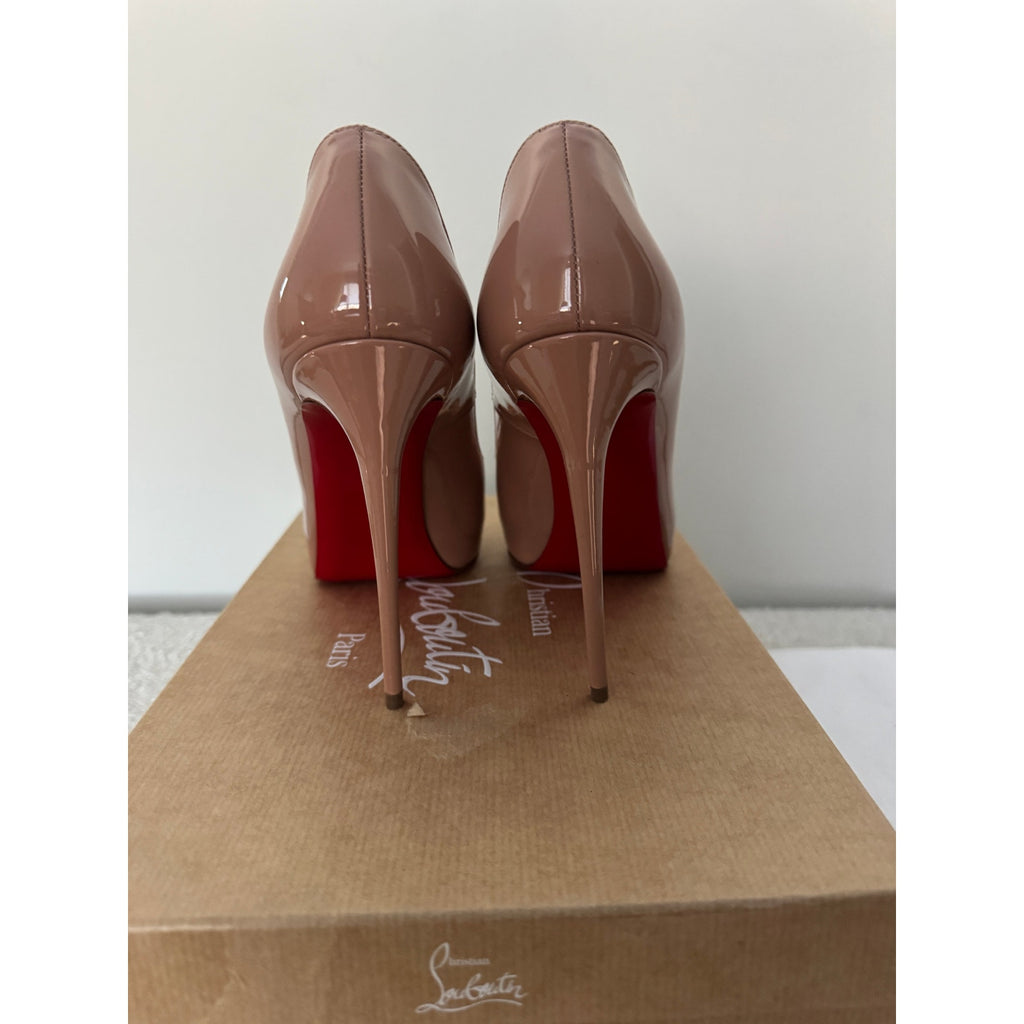 CHRISTIAN LOUBOUTIN
New Very Prive Patent Leather Pumps 120
BNIB Size 37.5