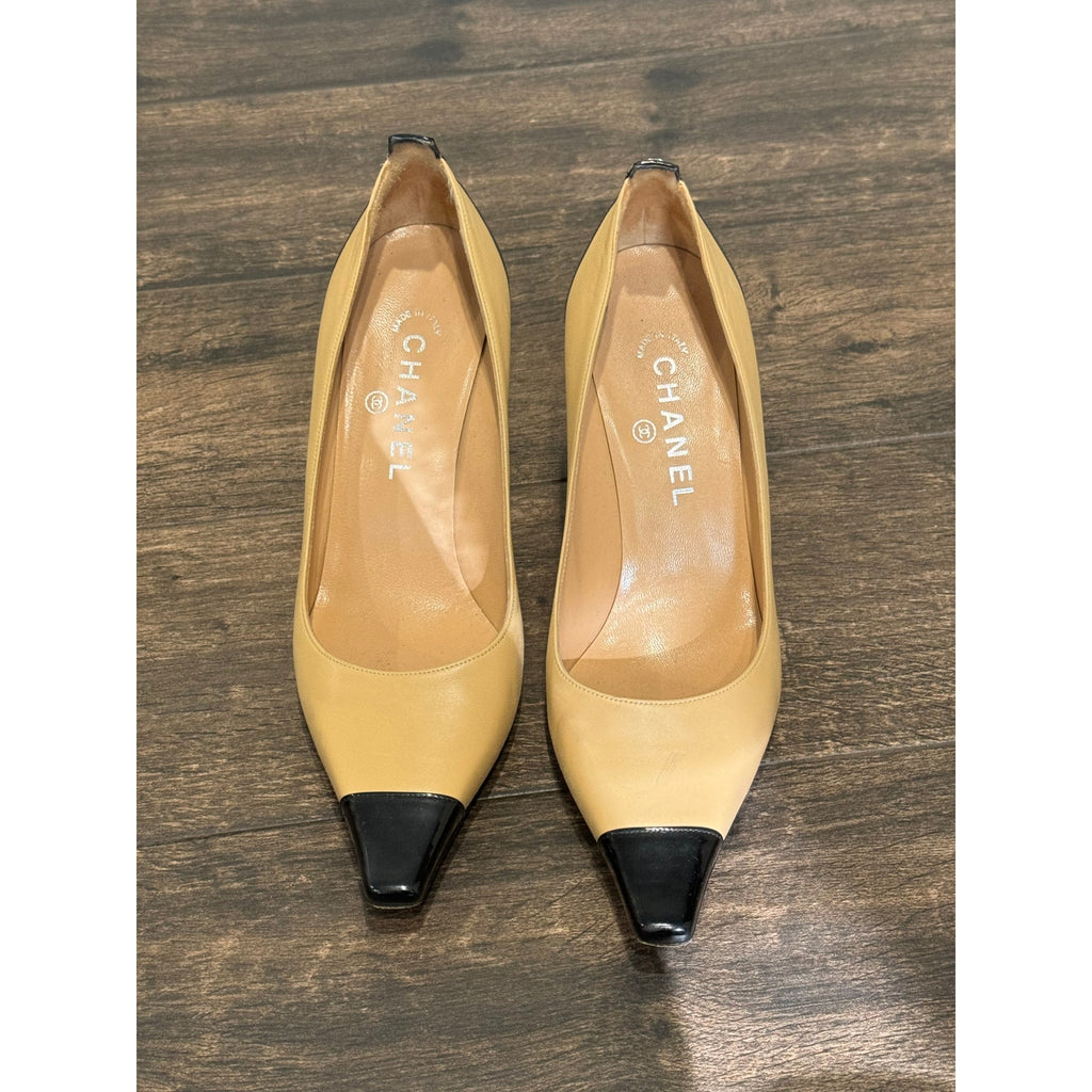 VINTAGE CHANEL Beige Leather Black Patent Leather Cap Toe Pumps Shoes Heel Pointy 38