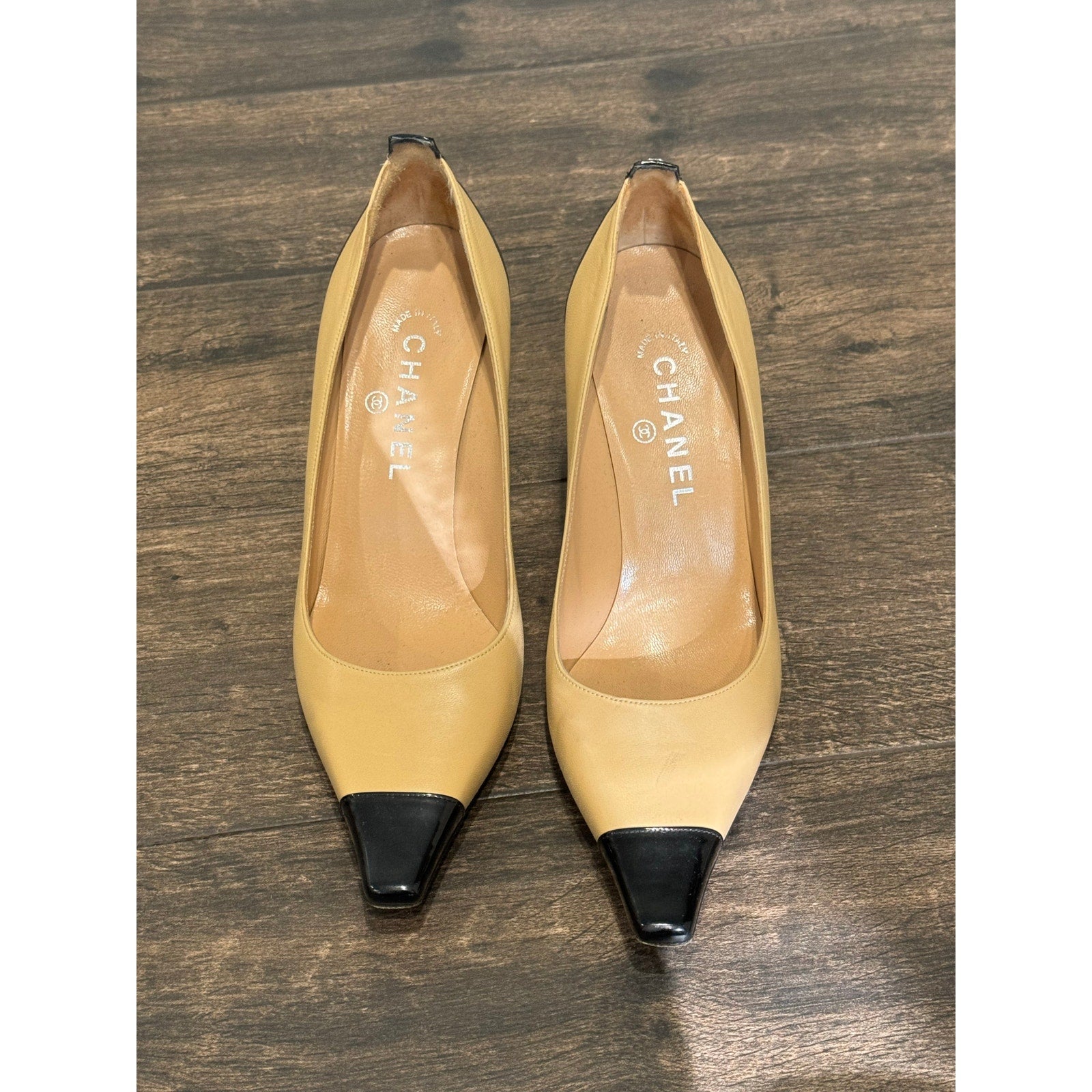 VINTAGE CHANEL Beige Leather Black Patent Leather Cap Toe Pumps Shoes Heel Pointy 38
