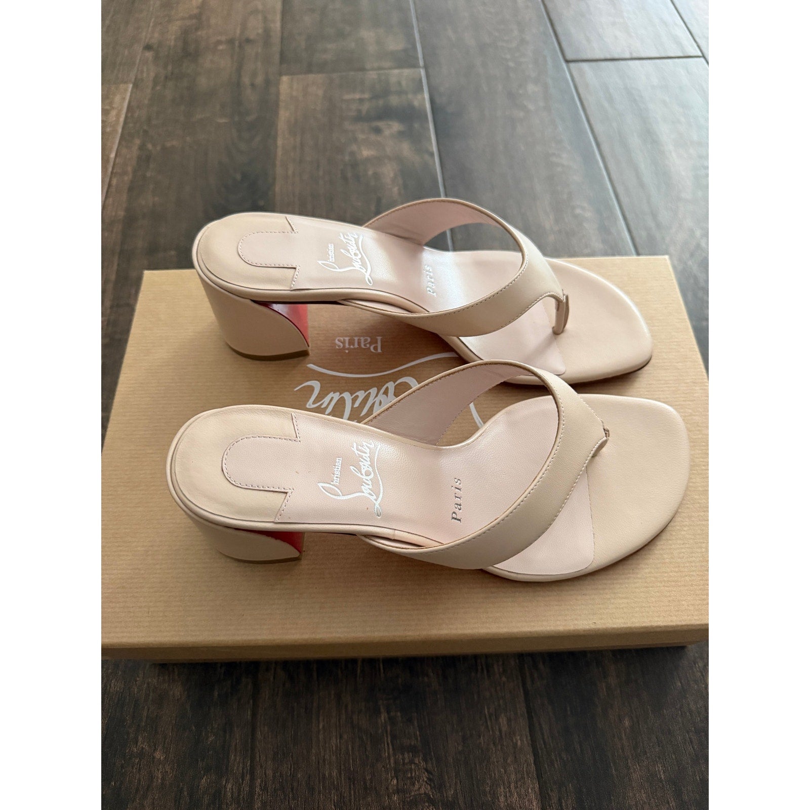 CHRISTIAN LOUBOUTIN
Nappa Janetonga 55 Thong Sandals 37 Leche