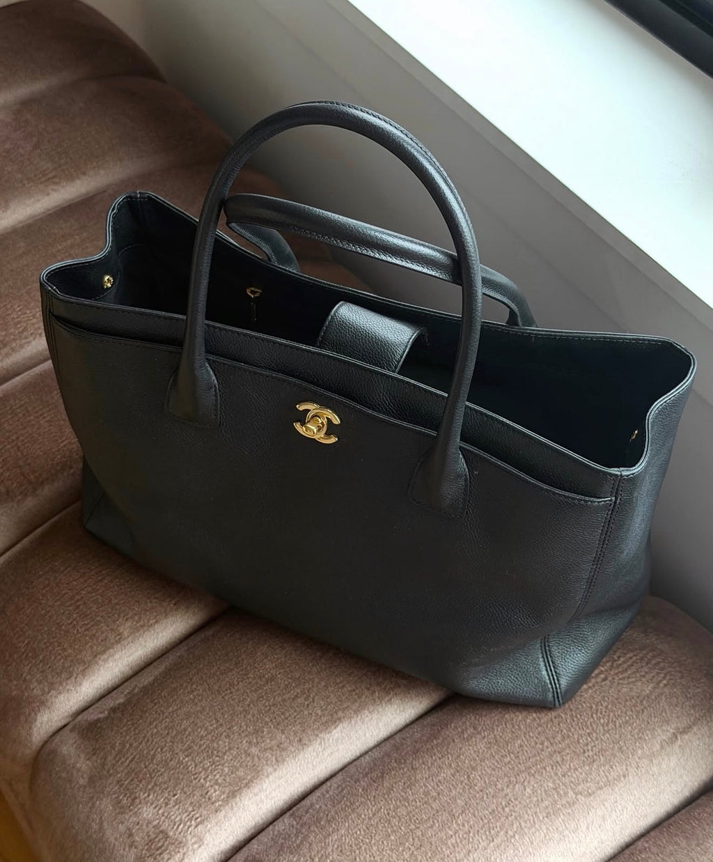 Chanel Medium Executive Cerf Tote Black Caviar Leather Gold Hardware Shoulder Bag With Strap 2004-2005