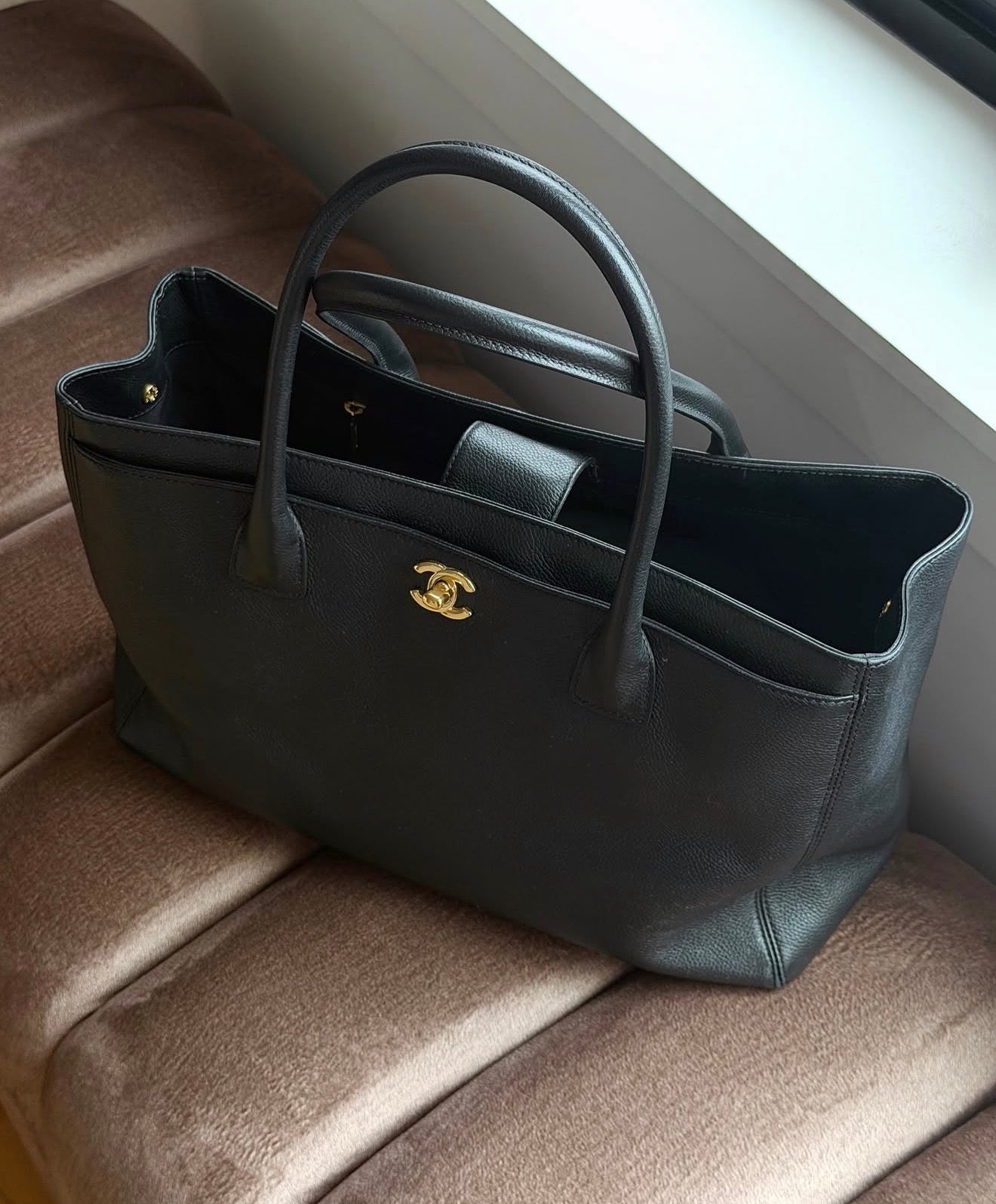 Chanel Medium Executive Cerf Tote Black Caviar Leather Gold Hardware Shoulder Bag With Strap 2004-2005