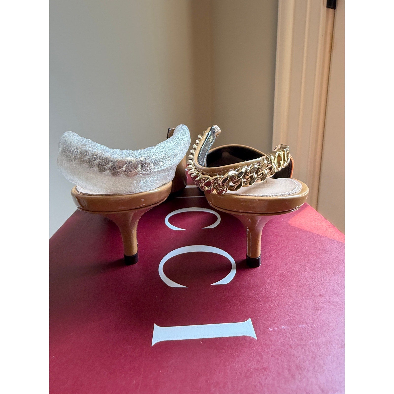 Gucci Signoria Patent Leather Slingback Pumps Beige Size 37 NIB