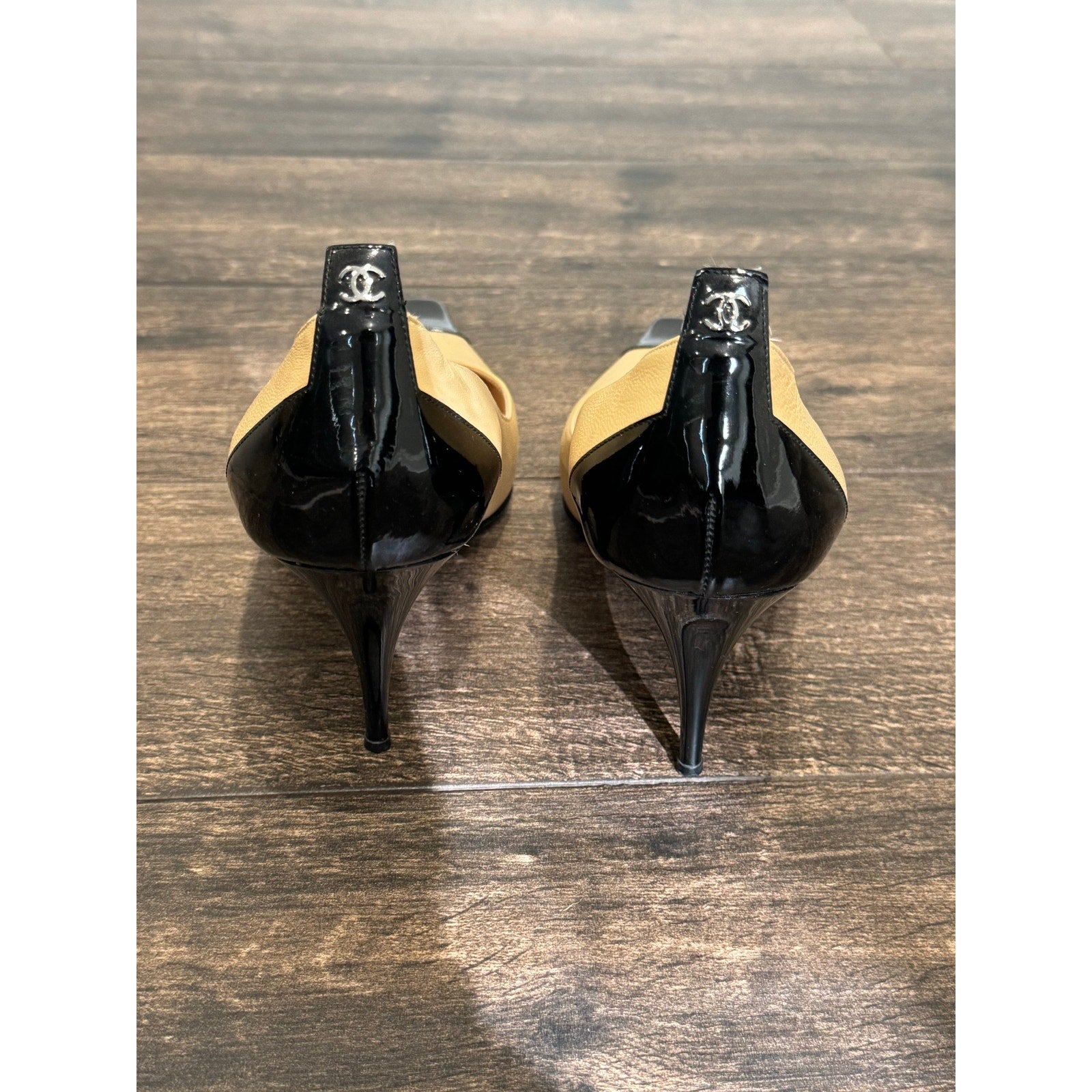 VINTAGE CHANEL Beige Leather Black Patent Leather Cap Toe Pumps Shoes Heel Pointy 38
