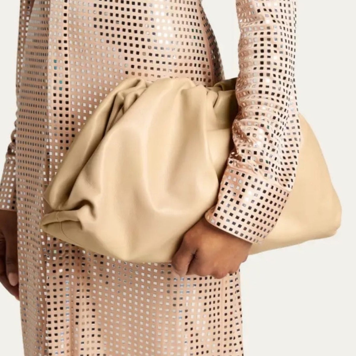 Bottega Veneta The Pouch Large Gathered Leather Clutch in Porridge – NWT