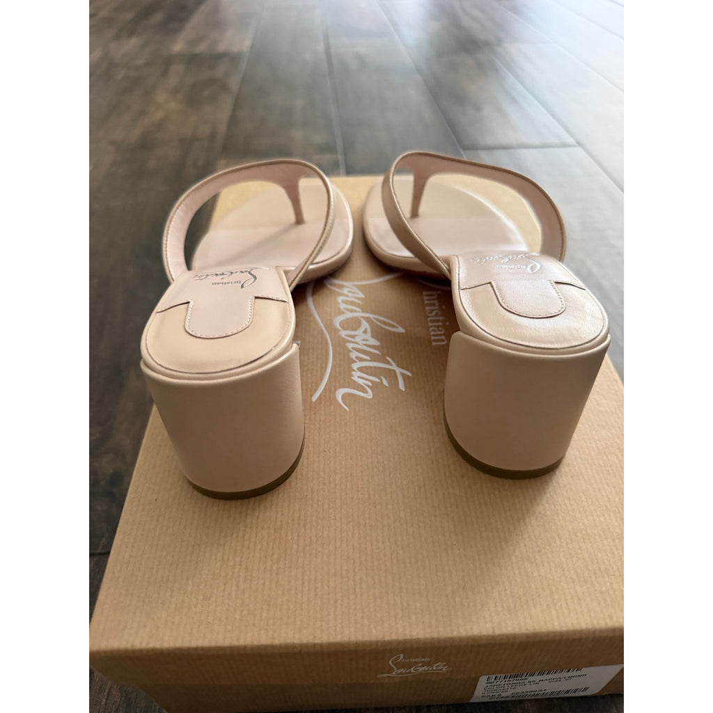 CHRISTIAN LOUBOUTIN
Nappa Janetonga 55 Thong Sandals 37 Leche